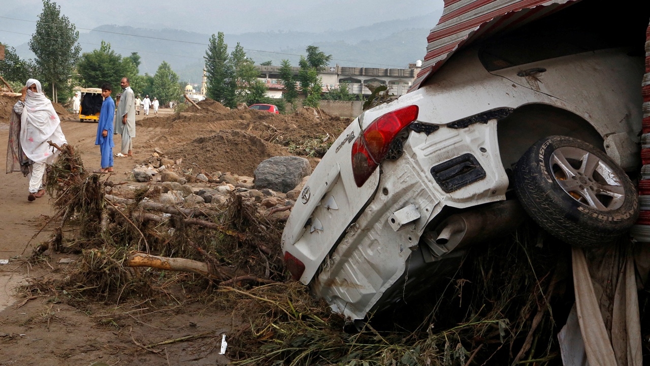 สลด เหยื่อน้ำท่วม-ดินถล่มในปากีสถานพุ่งทะลุ 300 ศพแล้ว