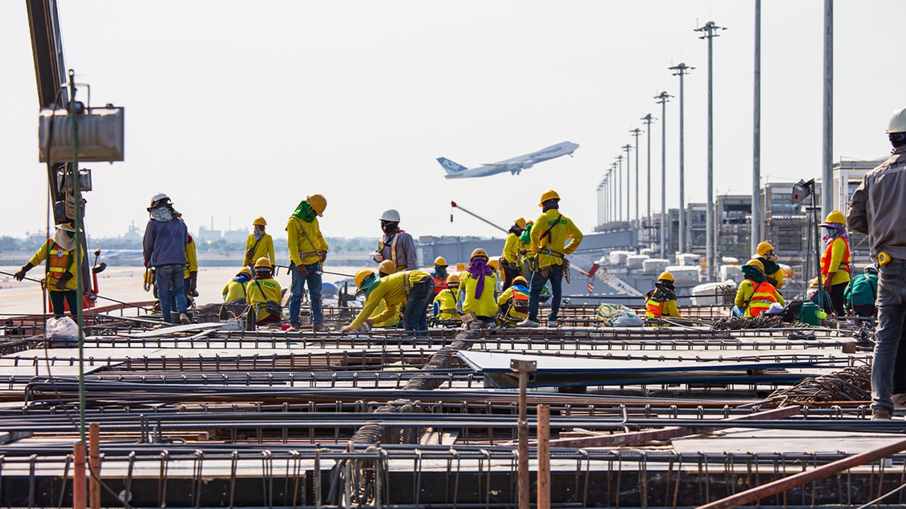 ส่อง 40 บริษัทอสังหาฯไทย รายได้-กําไร ครึ่งปีแรกร่วง! สต็อกบ้าน-คอนโดฯ ค้าง 7 แสนล้าน 