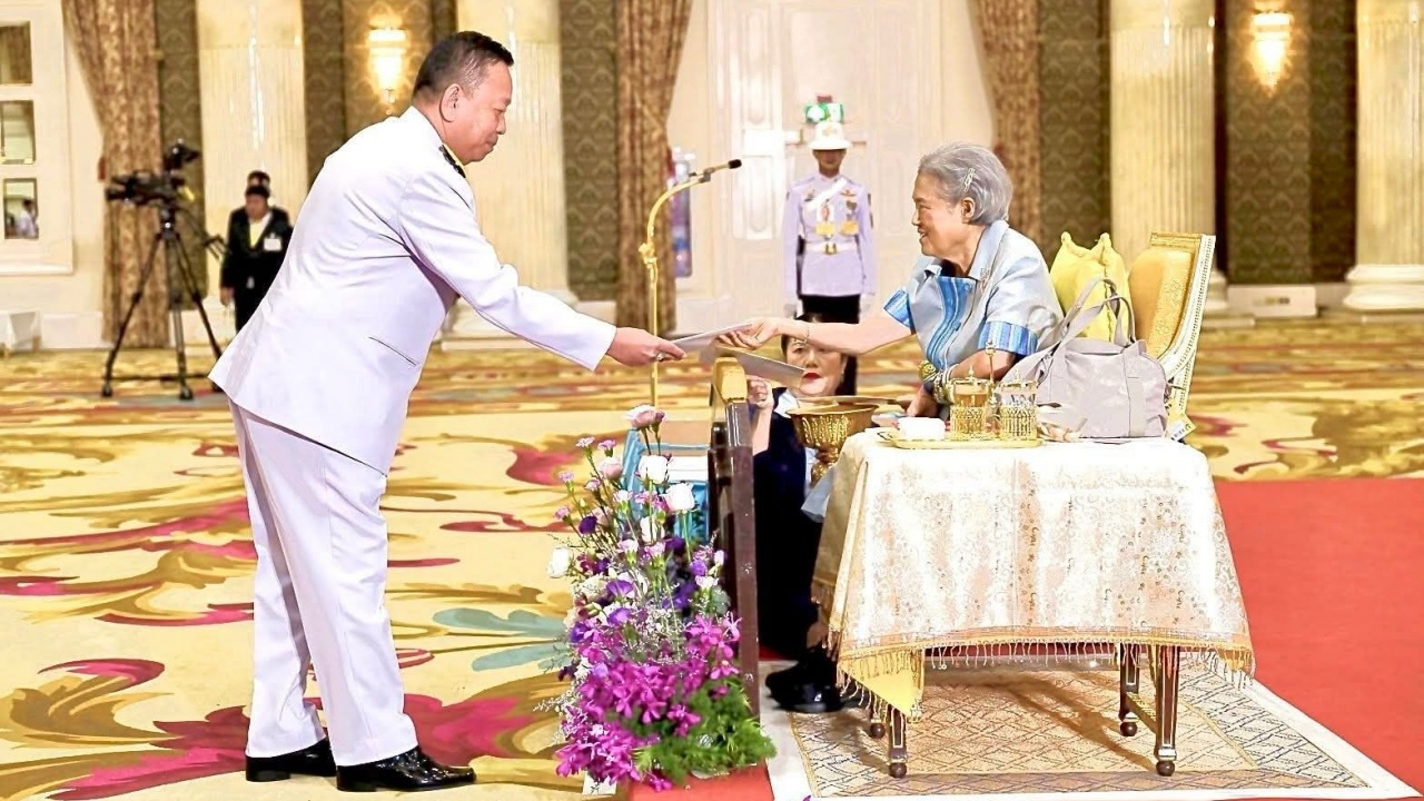 อธิบดีกรมฝนหลวงฯ รับโล่เชิดชูเกียรติวันแม่แห่งชาติ 2568