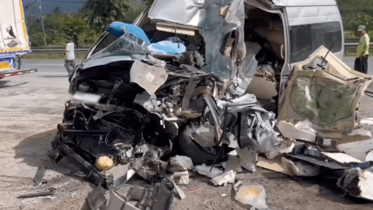 วงจรปิดนาที "รถตู้นักเรียน" เสียหลักพุ่งชนท้าย 10 ล้อจอดริมถนนหน้าปั๊มน้ำมัน