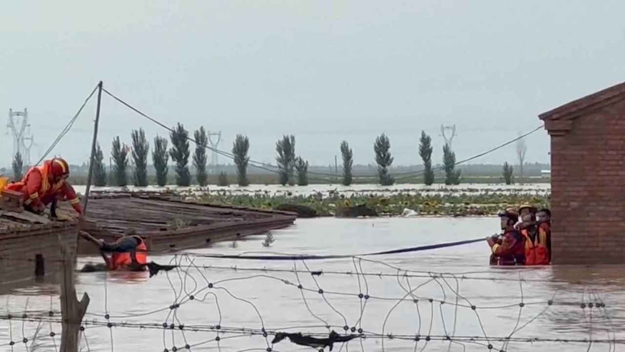 น้ำท่วมฉับพลันพื้นที่ตั้งแคมป์นทท.ในเขตมองโกเลียใน คร่าชีวิตอย่างน้อย 10 ศพ