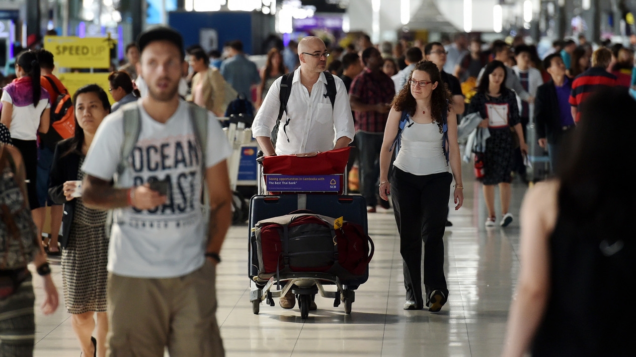 สภาพัฒน์ฯ จ่อปรับเส้นความยากจน ปูทางใช้ “ภาษีรายได้ติดลบ” ปี 2570 พร้อมสะท้อนภาพปัญหาเศรษฐกิจไทย 