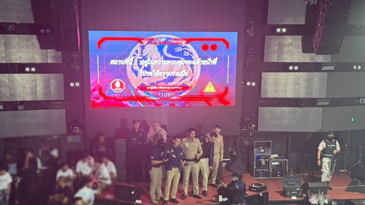 ปกครองบุกจับผับเถื่อนย่านรังสิต ยาเค-ยาบ้าตกเกลื่อนพื้น นักเที่ยวฉี่ม่วงเกิน 100 ราย