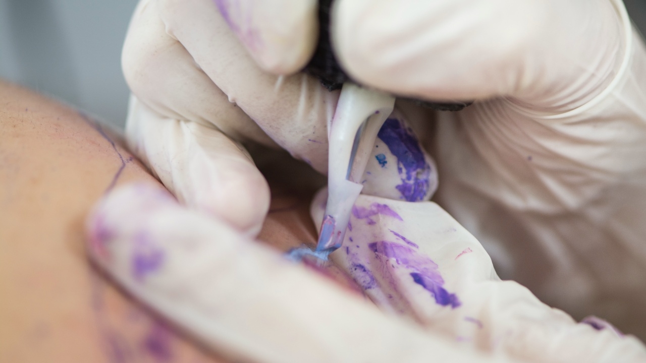 จี้ตรวจสอบร้านสัก หลังสักให้เด็กอายุ 14 โดยไม่ได้รับความยินยอมจากผู้ปกครอง