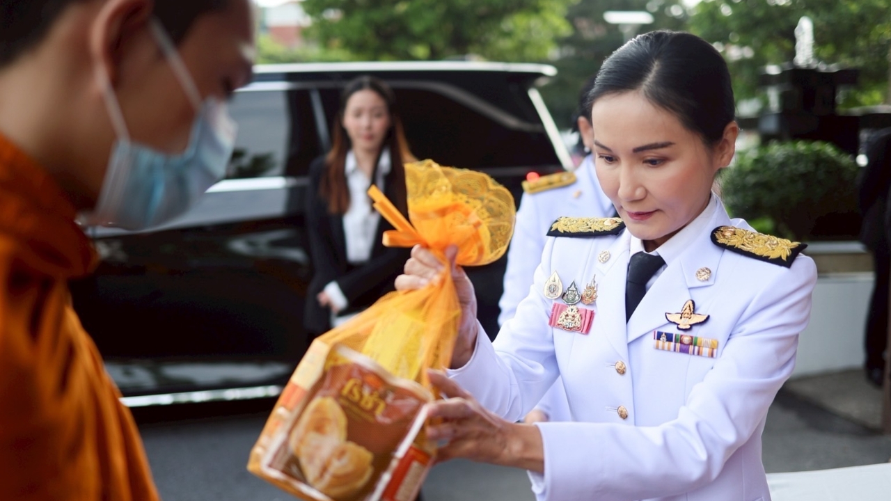 “นฤมล” นำ ศธ. ตักบาตรพระสงฆ์ 109 รูป-ถวายพระพรชัยมงคลพระบรมราชชนนีพันปีหลวง