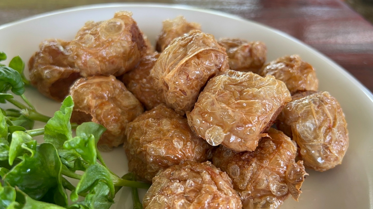 "จ๊อปลาส้ม วันทนีย์" จ.อ่างทอง ของดีเมืองวิเศษชัยชาญ กรอบนอกนุ่มใน จากเนื้อปลาแท้ ดีต่อสุขภาพ