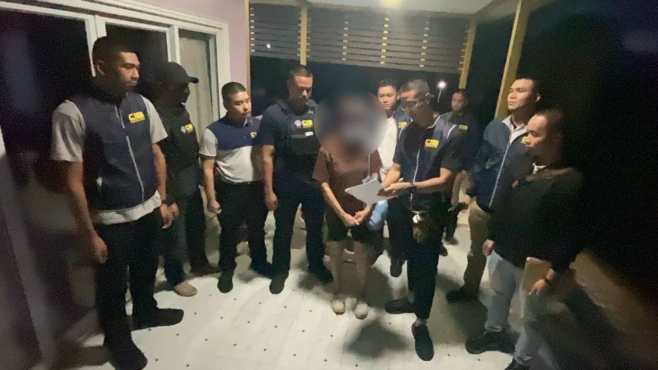 รวบสาวโหด ลวงยายวัย 72 ปีขึ้นรถ ทำร้าย จี้ชิงทอง 6 บาท ก่อนถีบทิ้งข้างทาง