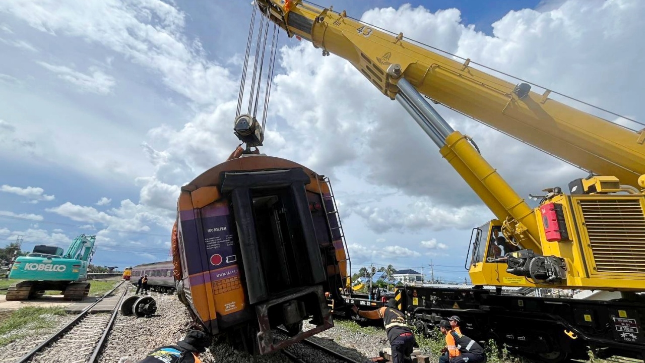 รฟท. กู้ขบวนรถตกรางที่กุยบุรี คาดเสร็จคืนนี้ ส่วนผู้โดยสารเจ็บ 10 รายปลอดภัย