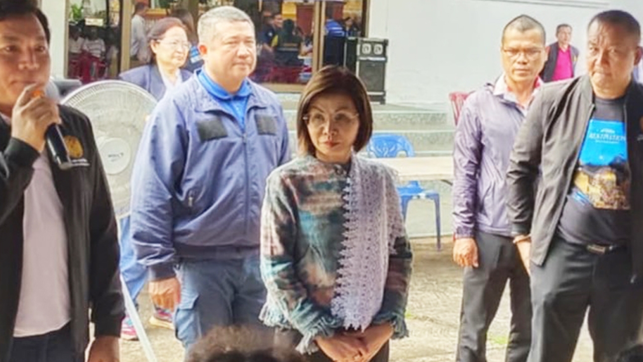 “มนพร” มอบสไบเบี่ยงขาว ให้ชาวท่าอุเทน หนุนสวมชุดพื้นเมืองเข้าวัดฟังธรรม