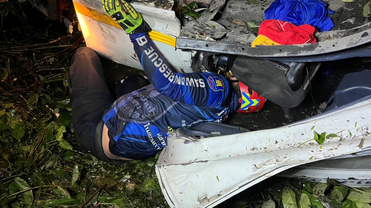 รุดช่วยระทึก เด็กหญิงวัย 1 ขวบ 7 เดือน ติดในซากรถสิบล้อแหกโค้งตกเขา จ.เชียงราย