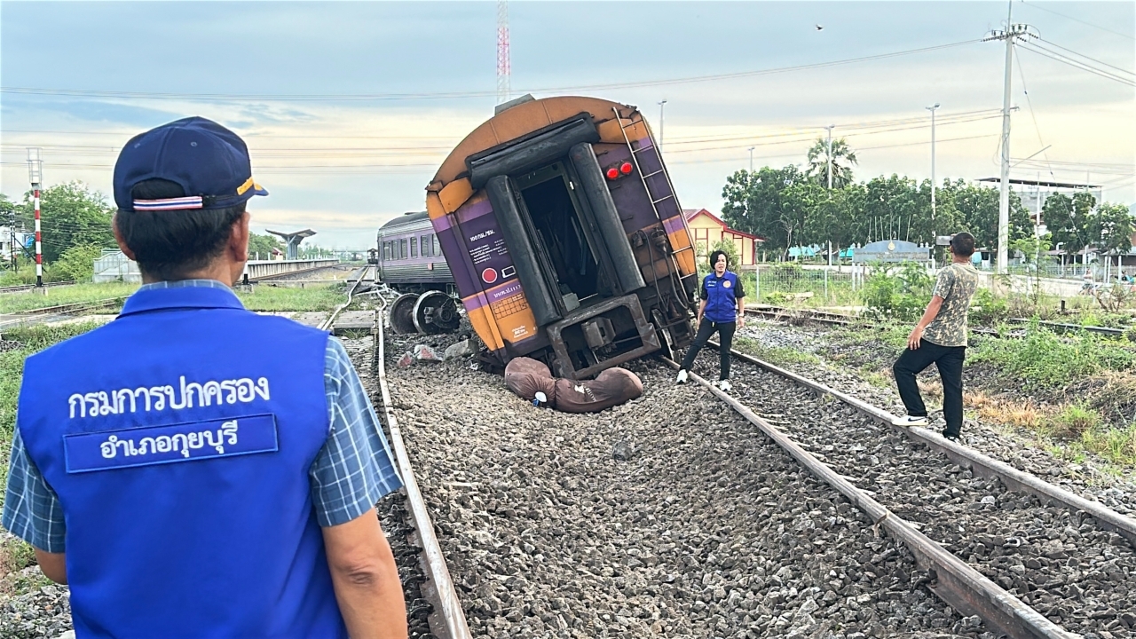 เร่งหาสาเหตุรถไฟด่วนพิเศษ (สุไหงโก-ลก - กรุงเทพอภิวัฒน์) ตกราง เจ็บระนาวนับ 10 ราย
