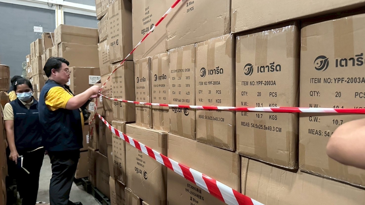 "ทีมสุดซอย" บุกโกดังย่านบางขุนเทียนยึดเครื่องใช้ไฟฟ้าไร้ มอก. กว่า 4.7 ล้านบาท