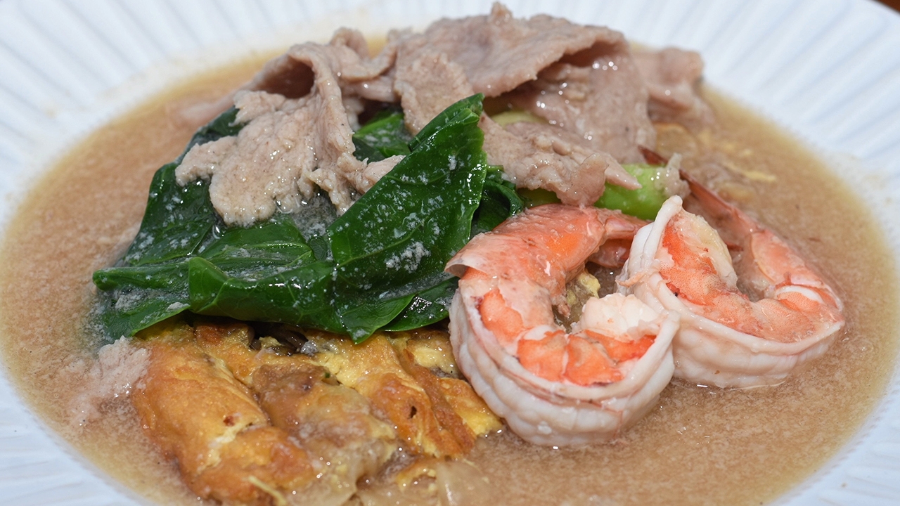 “ราดหน้าเมสซี่” เส้นหอมกระทะยิงเข้าจมูก