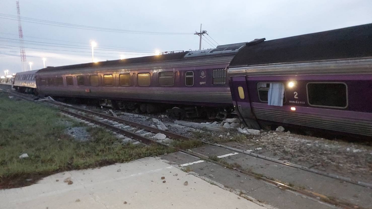 รถไฟด่วนพิเศษ (สุไหงโกลก - กรุงเทพอภิวัฒน์) ตกรางที่กุยบุรี มีผู้โดยสารได้รับบาดเจ็บ