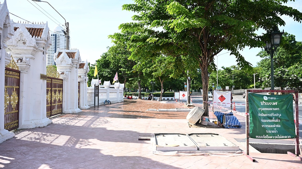 ไม่เกินคาดสวนพระปกเกล้าสวยสด สร้างงานศิลป์บนฝาเหล็กบ่อพักสายไฟฟ้า เล่าอัตลักษณ์ท้องถิ่น