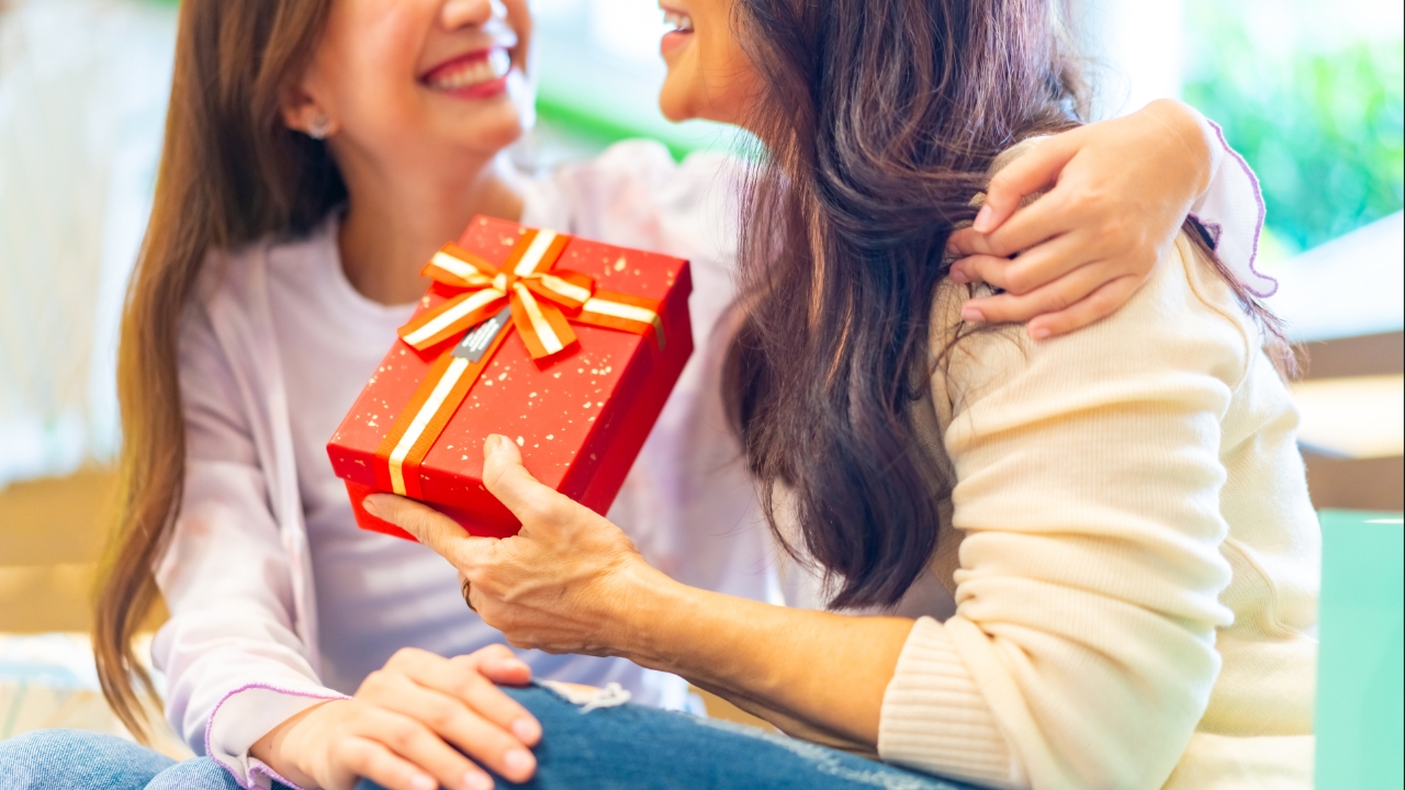 รวมไอเดียของขวัญวันแม่ 2568 สไตล์แบบไหนที่ถูกใจแม่ทุกวัย