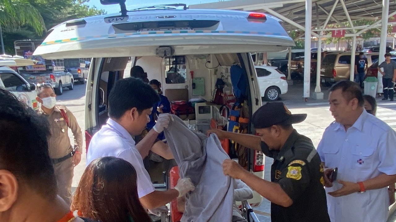 "พนักงานหนุ่ม" วิ่งขอความช่วยเหลือ หลังถูก "อดีตแฟนเก่า" บุกสาดน้ำกรดกลางห้าง