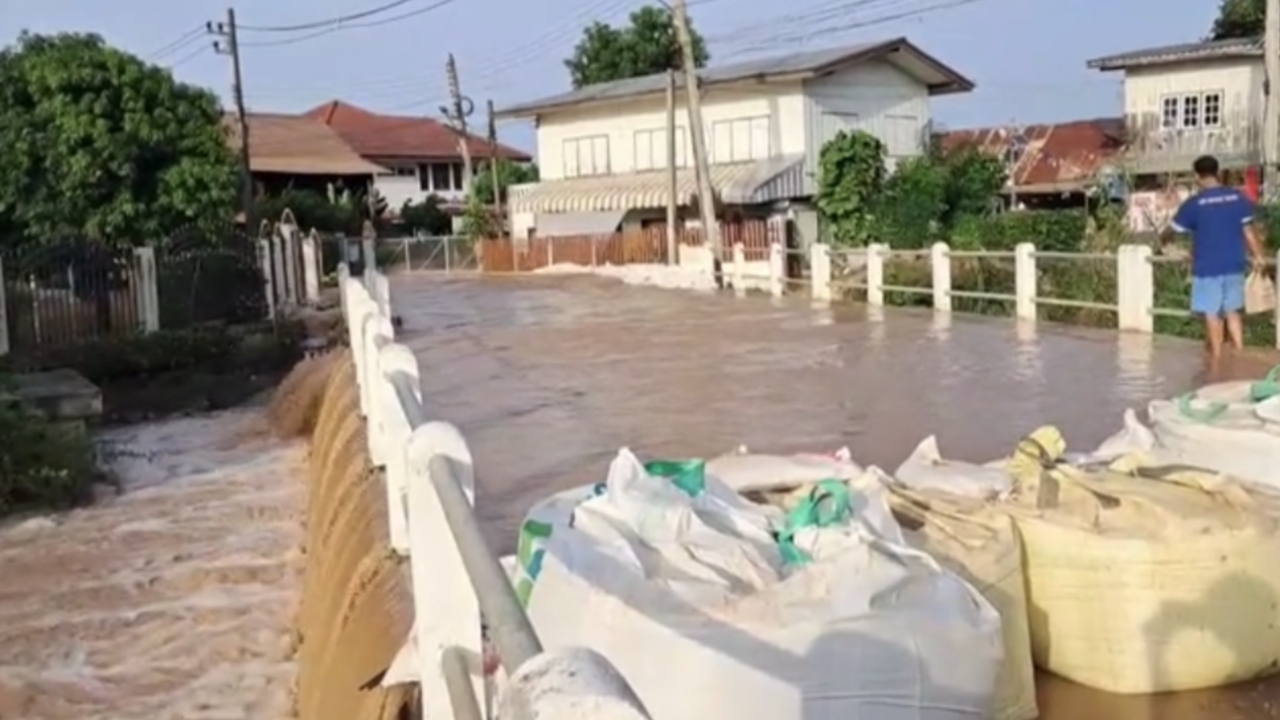 สุโขทัยยังอ่วม พนังกั้นน้ำแอ่นเอียง ท่วมชุมชนวัดคูหาสุวรรณ สูง 1 เมตร
