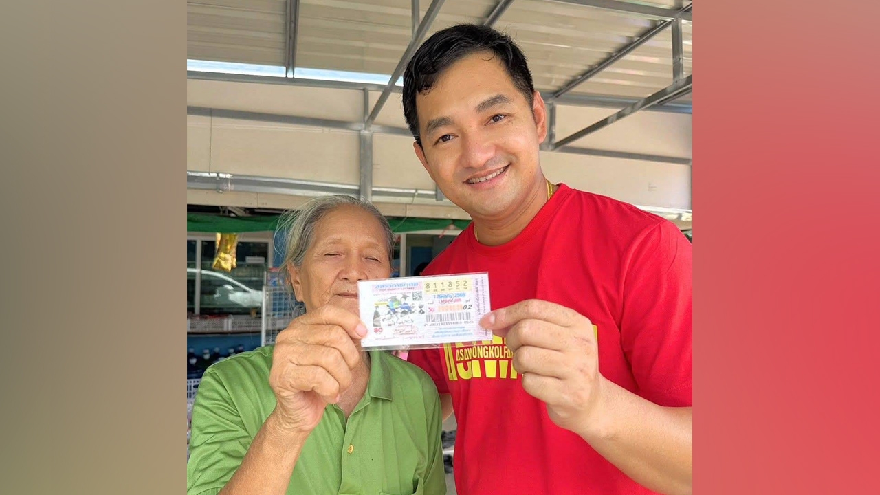 ป้าวัย 73 ซื้อหวยมาแบ่งกับเพื่อน สุดเฮงใบที่เก็บไว้เองถูกรางวัลที่ 1