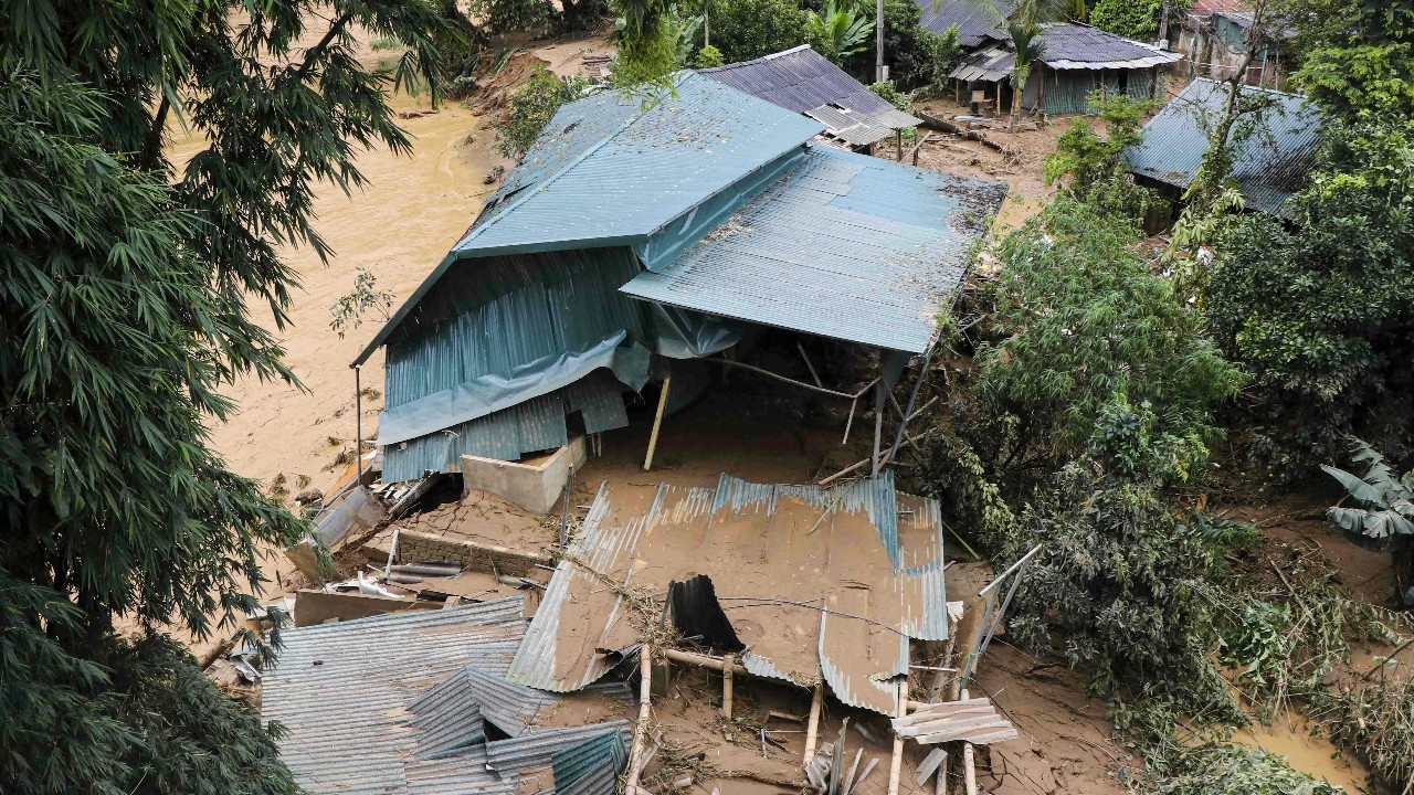 น้ำป่าไหลหลากทะลักท่วมคร่า 3 ศพในเวียดนาม สูญหายอีก 9 คน