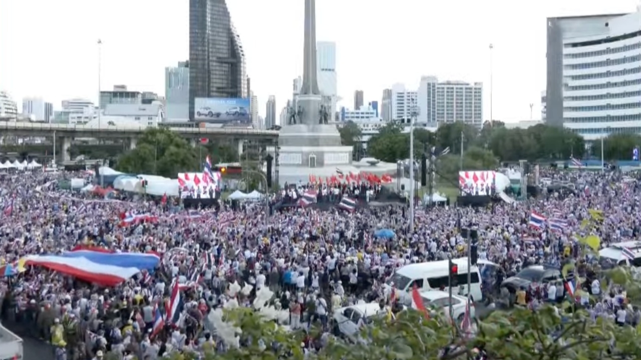 ตกเย็นคึกคัก ม็อบรวมพลังแผ่นดินฯ ยืนสงบนิ่งสดุดีให้ทหารกล้า