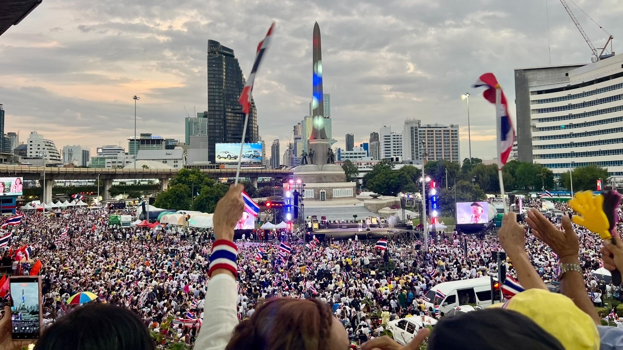 ม็อบ 2 ส.ค. ที่อนุสาวรีย์ชัย ช่วงเย็นเริ่มคึกคัก คนทยอยเข้าร่วมชุมนุมมากขึ้น