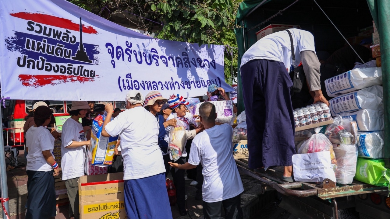 จากแนวหลังสู่แนวหน้า พัสดุส่งด่วน เตรียมขนขึ้นรถบรรทุก ส่งตรงชายแดน