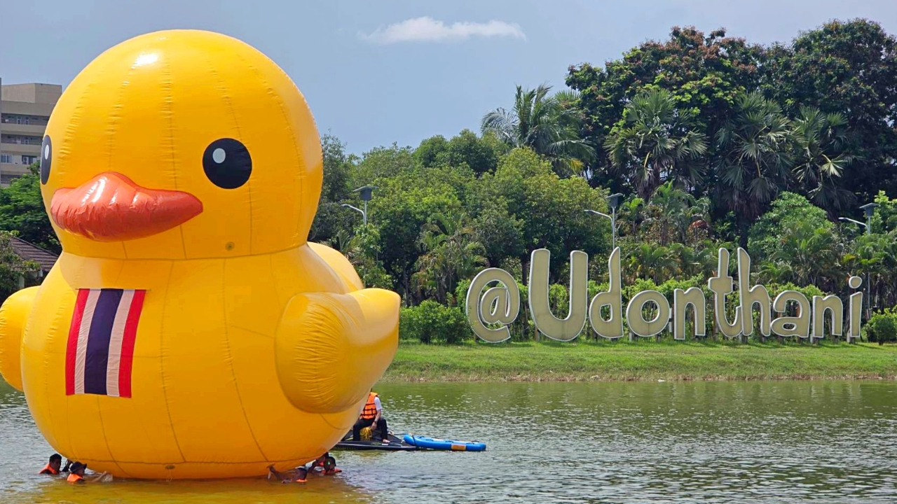 เป็ดเหลืองอุดรฯ กลับมาแล้ว ติดธงชาติส่งกำลังใจให้แนวหน้า คนคิดถึงแห่ถ่ายรูป