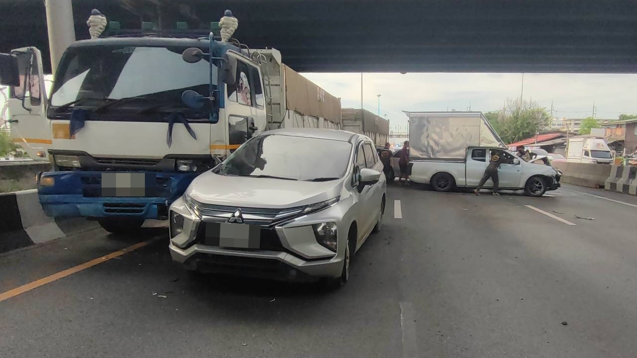 อุบัติเหตุรถชนกัน 5 คันรวด บนถนนพหลโยธิน อ.คลองหลวง พบบาดเจ็บกว่า 10 ราย