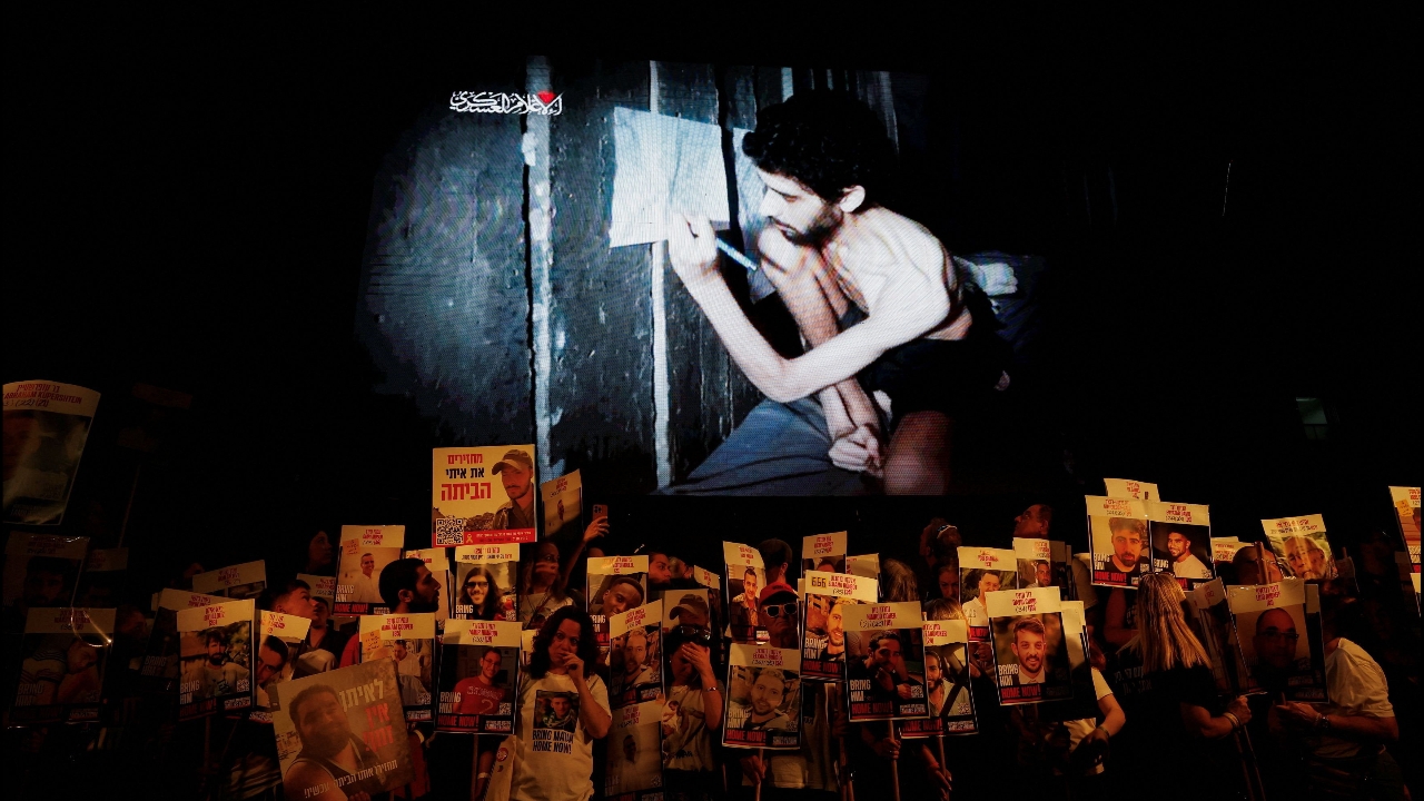 ครอบครัวประณามวิดีโอฮามาส เผยให้เห็นตัวประกันชาวอิสราเอลร่างกายผอมแห้ง