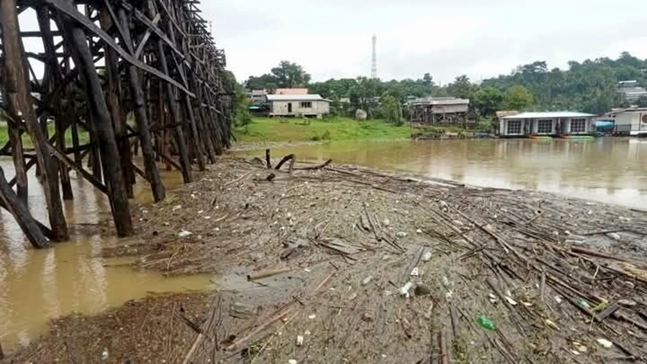 สังขละบุรี ฝนถล่ม 10 วัน ขยะกิ่งไม้ลอยติดตอม่อ "สะพานมอญ"