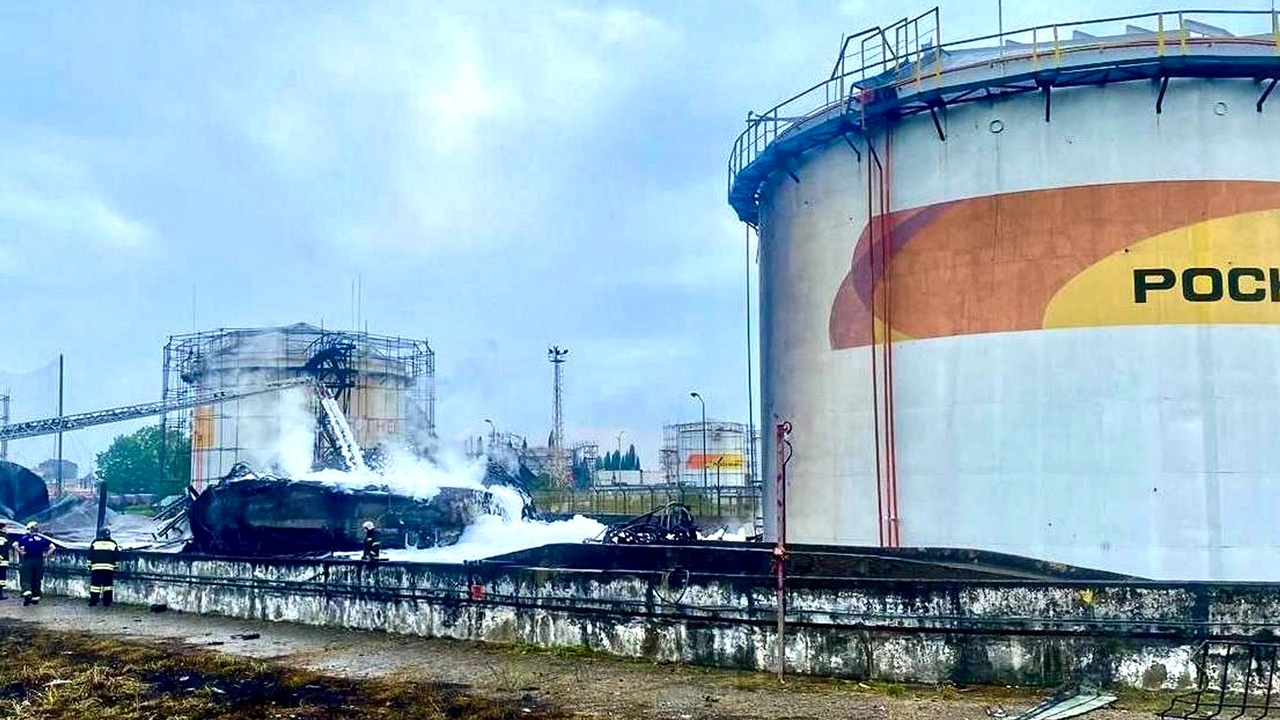 รัสเซียโวย ยูเครนส่งโดรนโจมตี ทำไฟไหม้คลังน้ำมันใกล้เมืองโซชิ