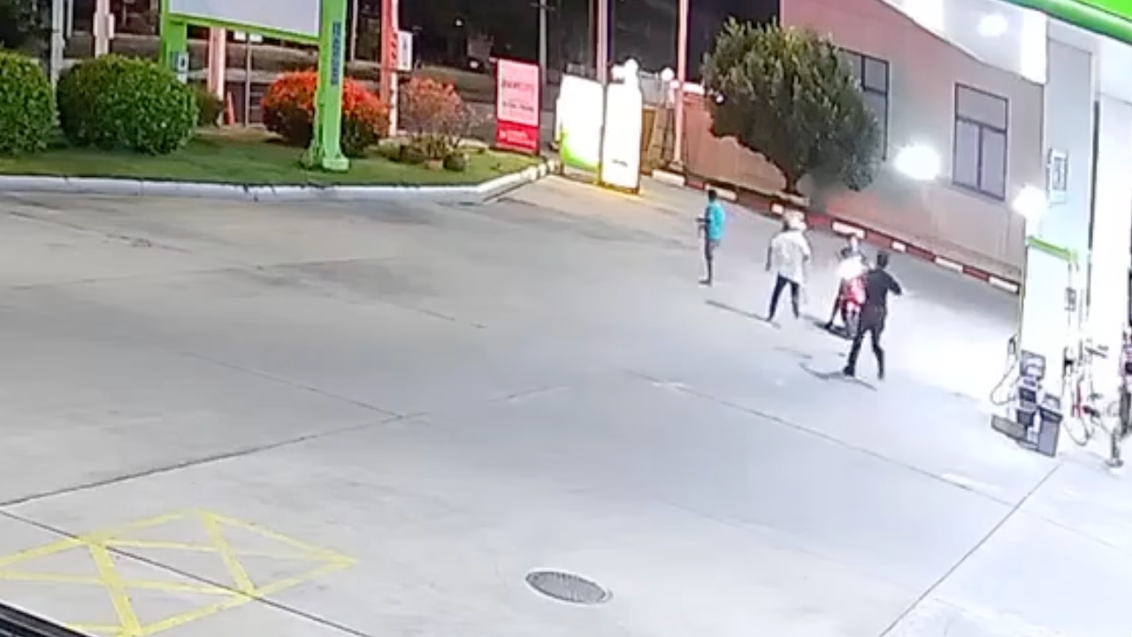 เผยอีกคลิป จากกล้องวงจรปิด หลัง "เป๊ก ผลิตโชค" ถูกหนุ่มใช้มีดฟันคางบาดเจ็บ