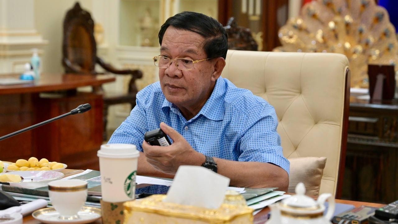 ฮุน เซน โพสต์รูป จิบกาแฟนั่งเฝ้าจอทั้งคืน ติดตามสถานการณ์แนวหน้า