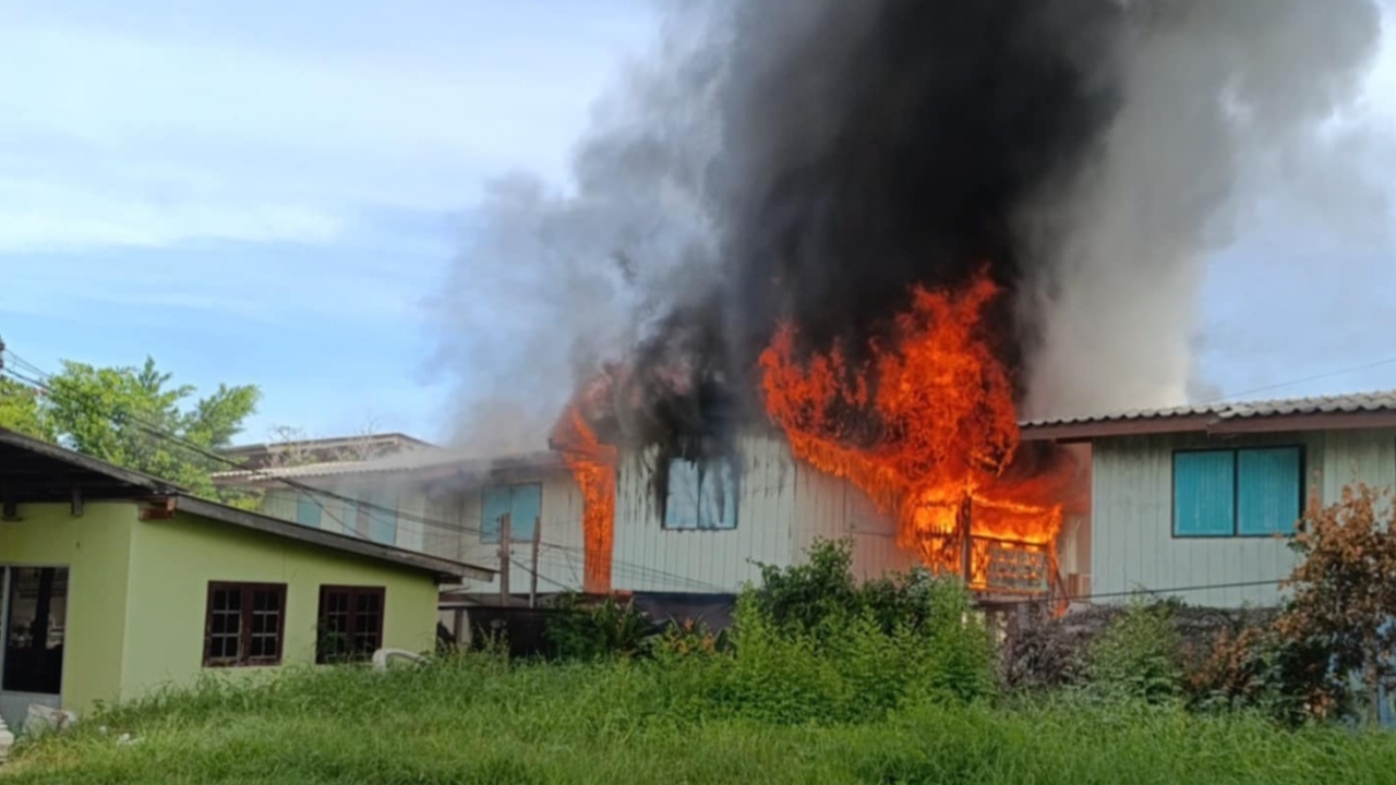 ระทึก ไฟไหม้บ้านพักครูวอด 4 หลัง ลามบ้านประชาชนอีก 2 หลัง คาดไฟฟ้าลัดวงจร