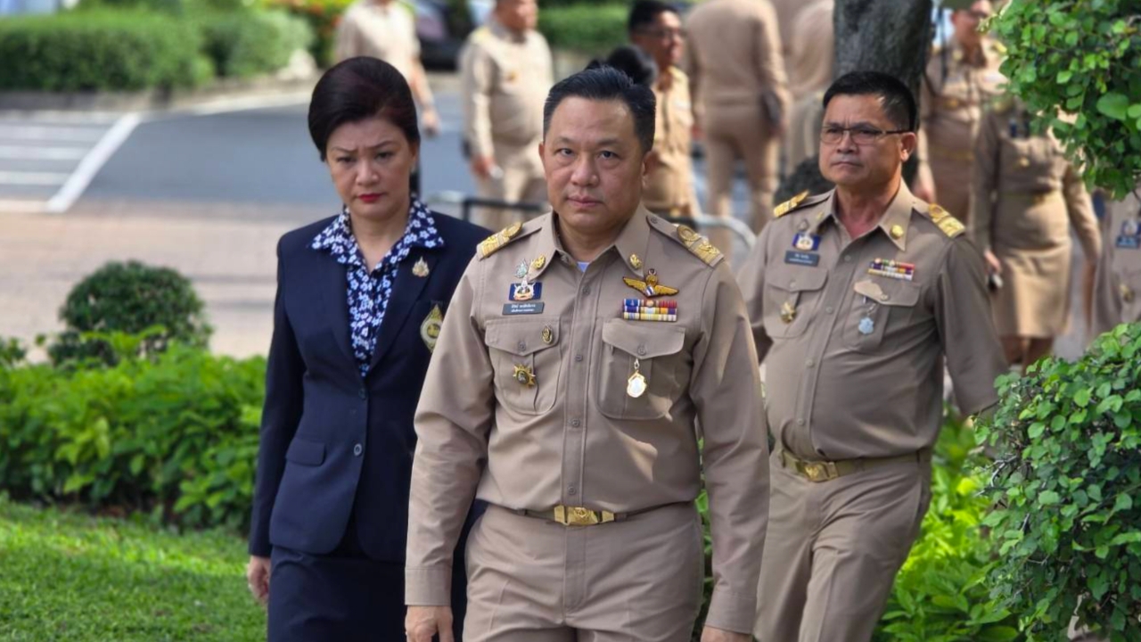 “นิรัตน์” อธิบดีกรมการปกครองคนใหม่ ถือฤกษ์ดีสักการะสิ่งศักดิ์สิทธิ์ ก.มหาดไทย