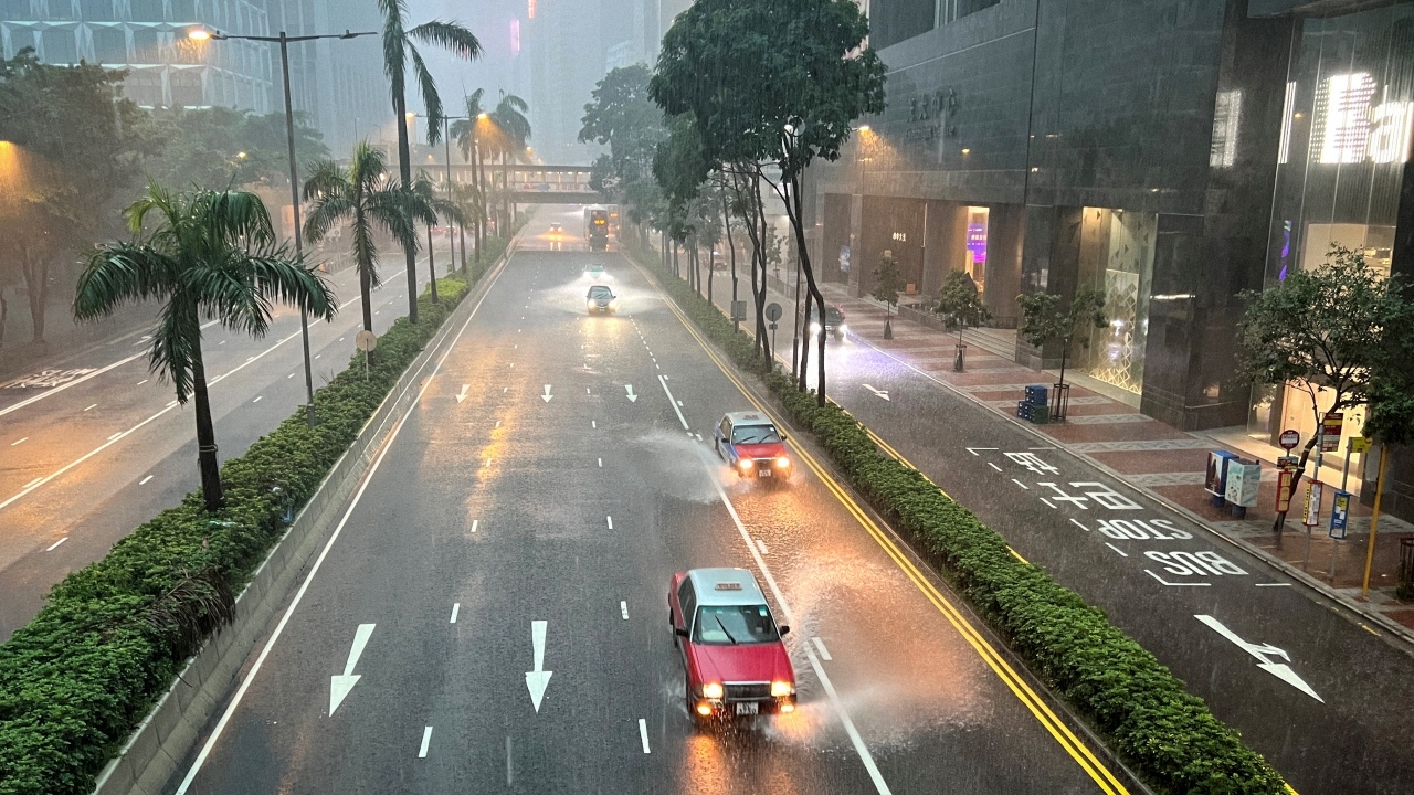 ฮ่องกงออกคำเตือน "สีดำ" พายุฝนรุนแรงที่สุด ปิดโรงเรียน-โรงพยาบาล