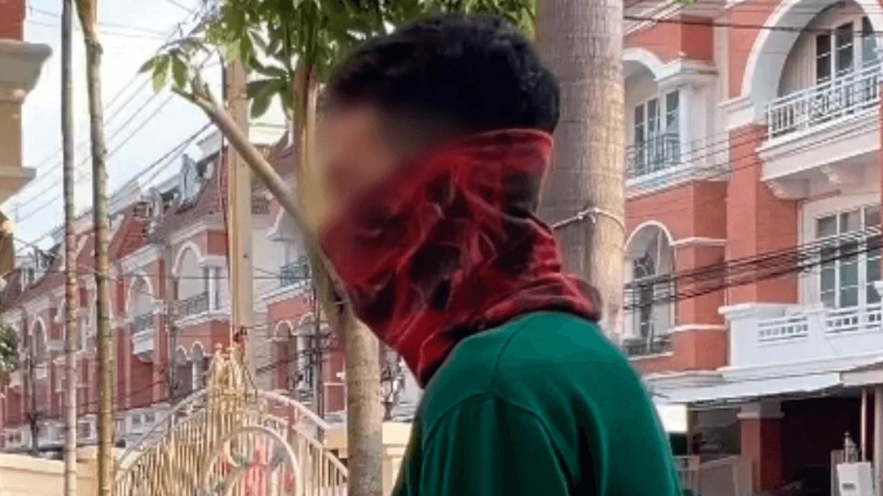 รปภ. เล่านาที "เป๊ก ผลิตโชค" นั่งหลับที่ป้ายรถเมล์ ก่อนเกิดเหตุชุลมุนในปั๊ม