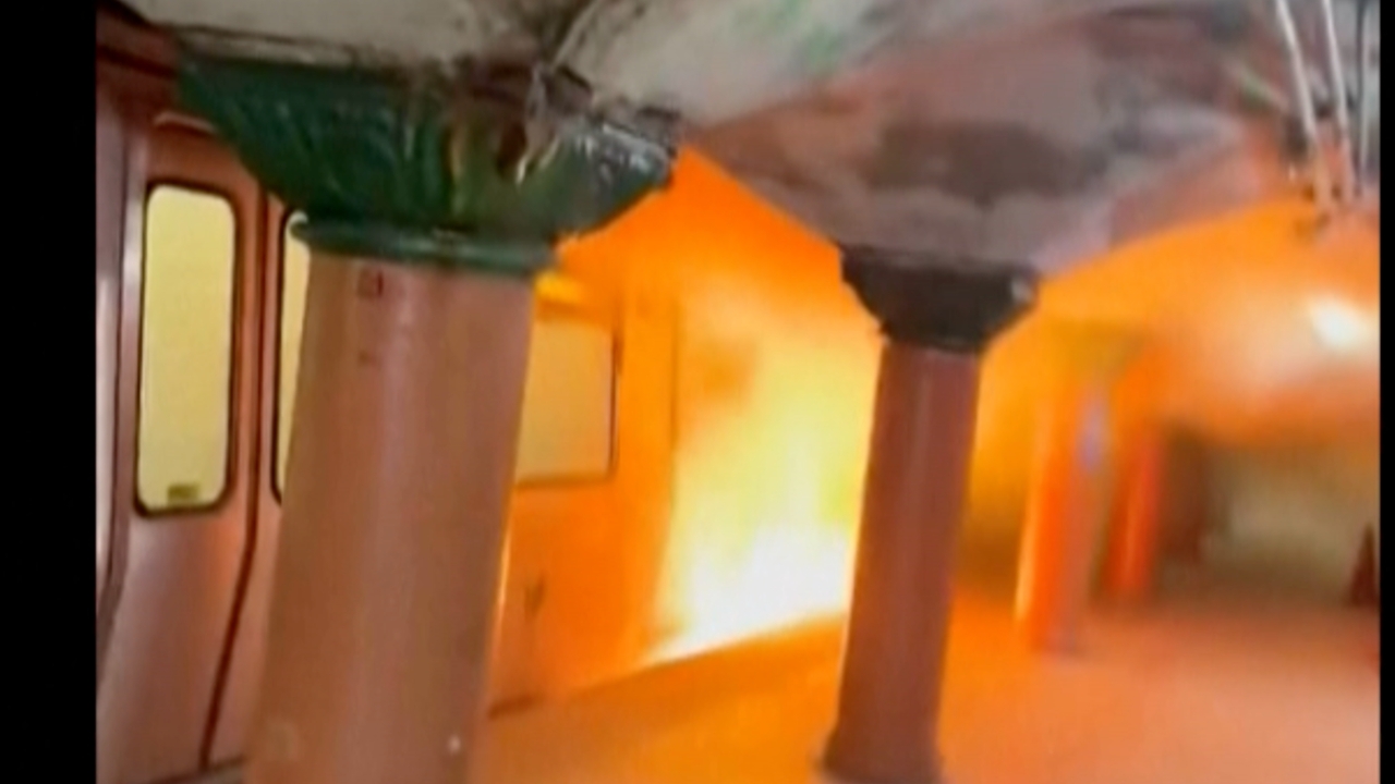 ระทึก! ไฟไหม้รถไฟใต้ดินในสหรัฐฯ ควันท่วมตู้โดยสาร ผู้โดยสารสำลักควัน 13 ราย (คลิป)