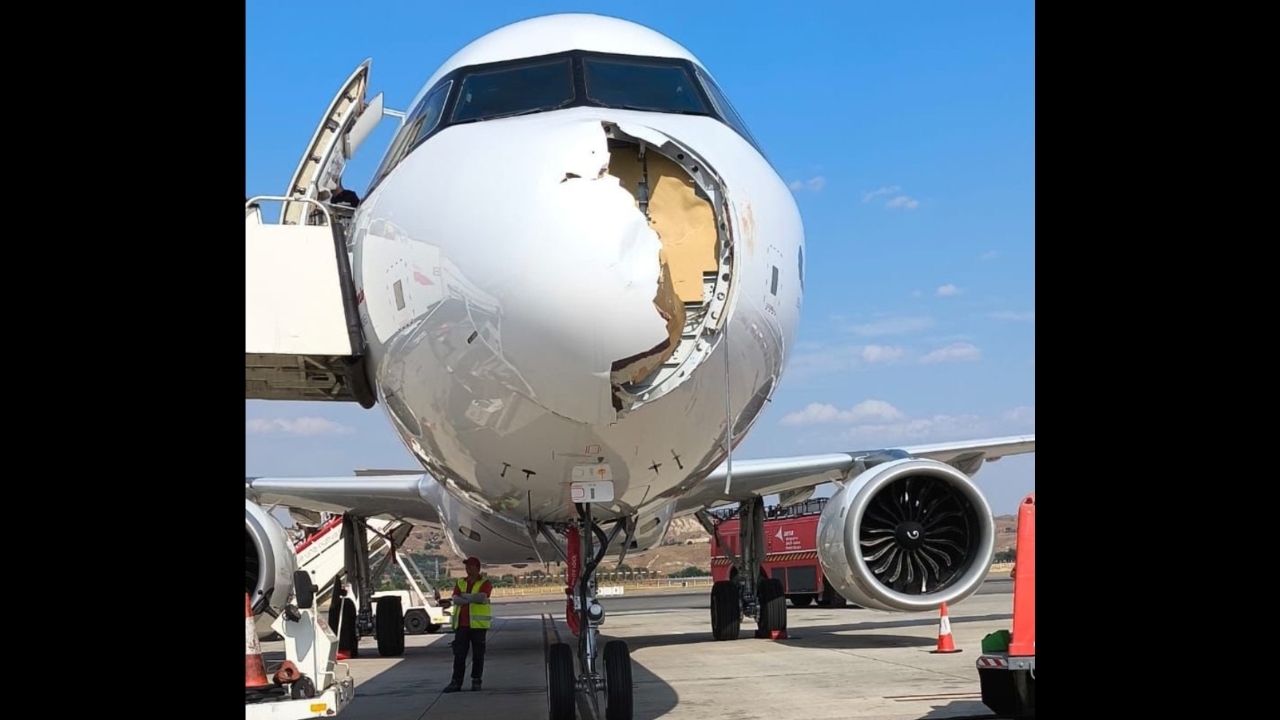 เครื่องบินแอร์บัสรุ่นใหม่ล่าสุด สายการบินไอบีเรีย ชน "แร้งยักษ์" ลงจอดฉุกเฉินสนามบินมาดริด ของสเปน