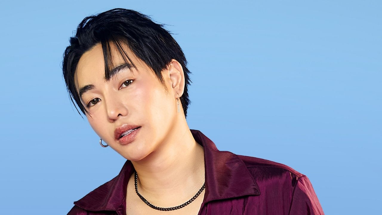 พนักงานร้านลาบเป็ดเล่า บนโต๊ะ เป๊ก ผลิตโชค มีเบียร์-ไวน์-โซจู (คลิป)