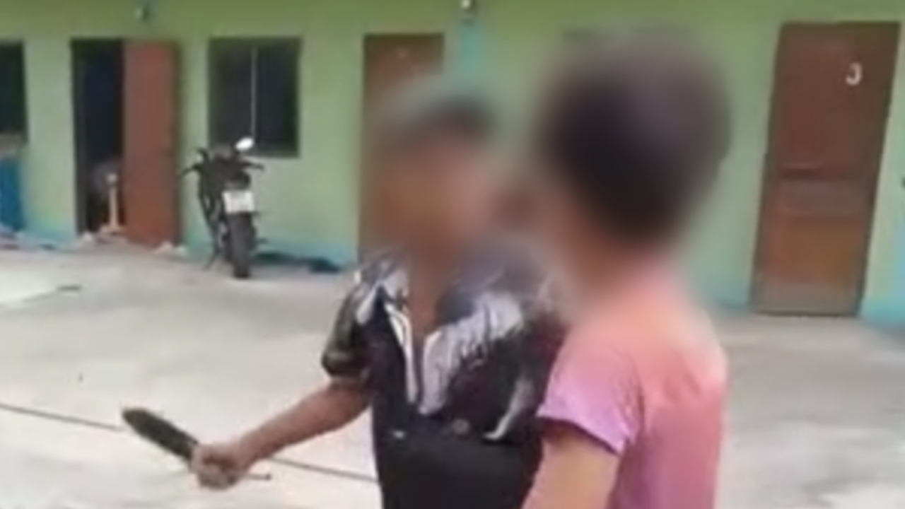 รวบชายวัย 78 ไม่ชอบใจเด็กเดินผ่านหน้าบ้าน คว้ามีดฟัน ด.ช.วัย 13 บาดเจ็บ