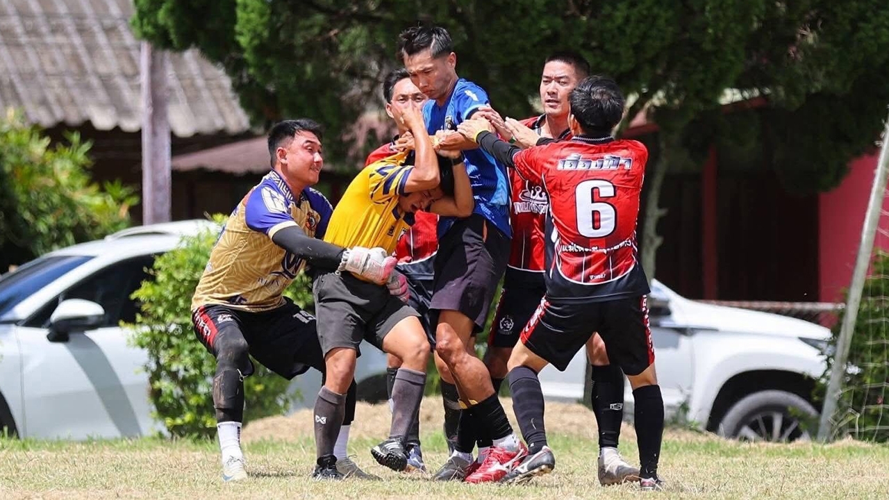 ทนไม่ได้ “ผู้ตัดสินไทย” ทักแชทไปท้าต่อยตัวๆ “นักเตะเดินสาย” หลังปรี่ชกหน้ากรรมการ