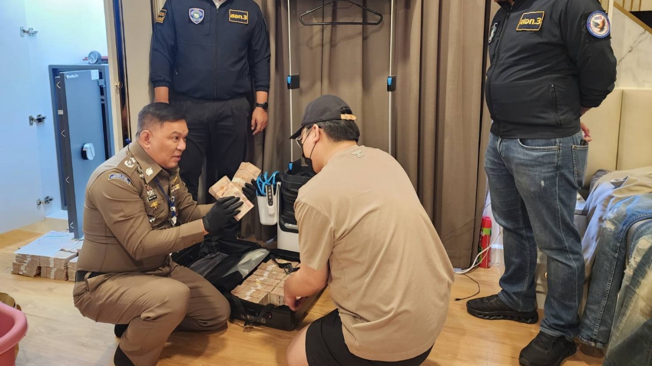 ทลายเครือข่ายเว็บพนัน Auto888vip ยึดทรัพย์กว่า 56 ล้าน ทั้งบ้าน-รถหรู-เงินสด