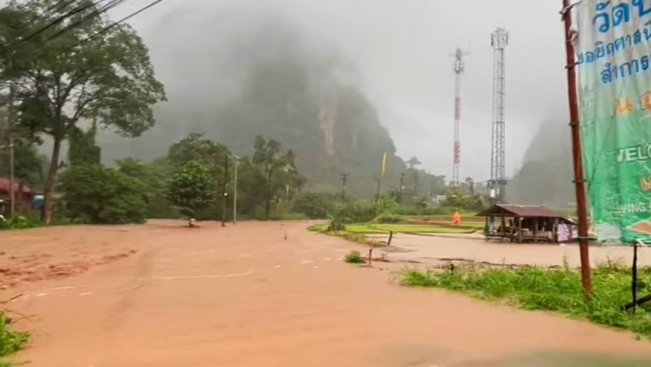 ฝนตกหนักในแม่ฮ่องสอน น้ำป่าหลากท่วมหลายพื้นที่ ปิดทางเข้าวัดป่าถ้ำวัว