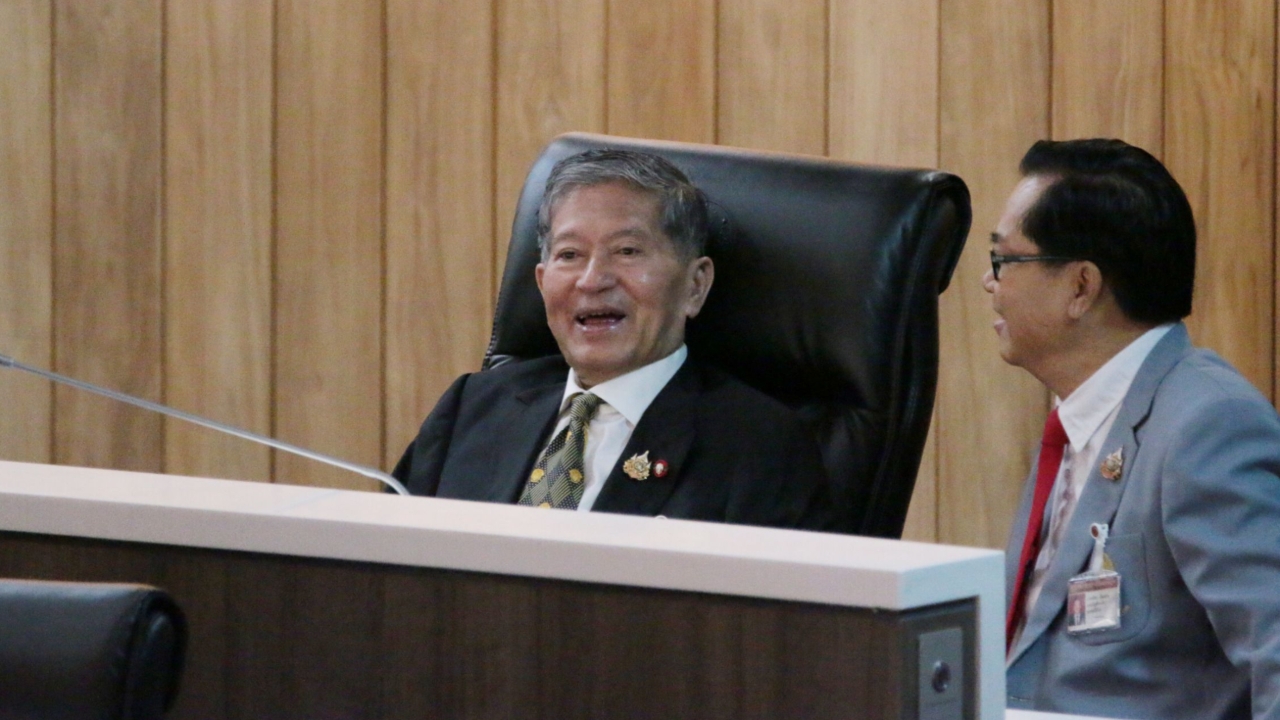 “เฉลิม” โผล่สภาฯ ในรอบ 10 เดือน สส.เพื่อไทยเข้าทักทาย อยู่ไม่นานก่อนเดินทางกลับ