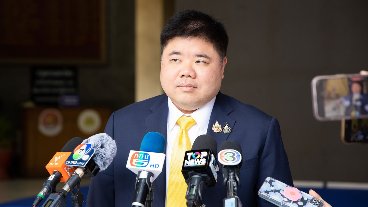 "พงศ์กวิน" ชิ่งถูกจี้ถามปมย้ายปลัดแรงงาน ชี้ คกก.สอบซื้อตึก SKYY9 ยังไม่เริ่มประชุม