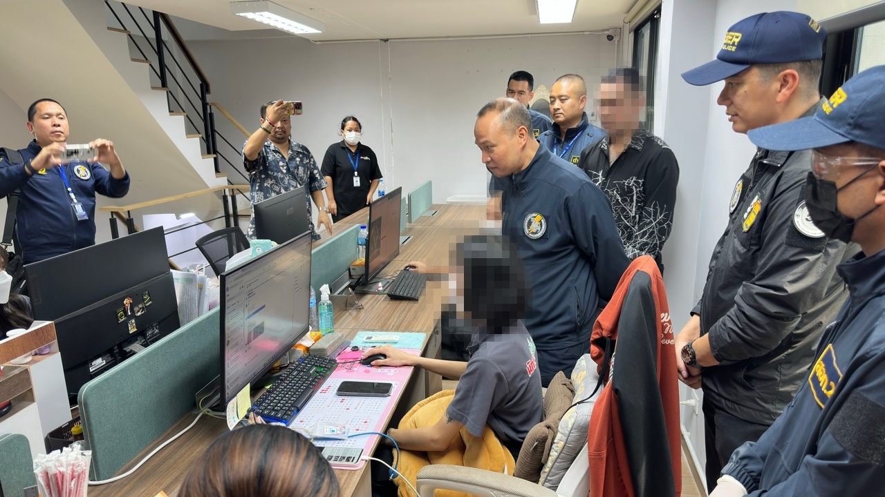 ทลายออฟฟิศรับจำนำโทรศัพท์ ฝังโปรแกรมควบคุม เบี้ยวหนี้ล็อกเครื่องทันที