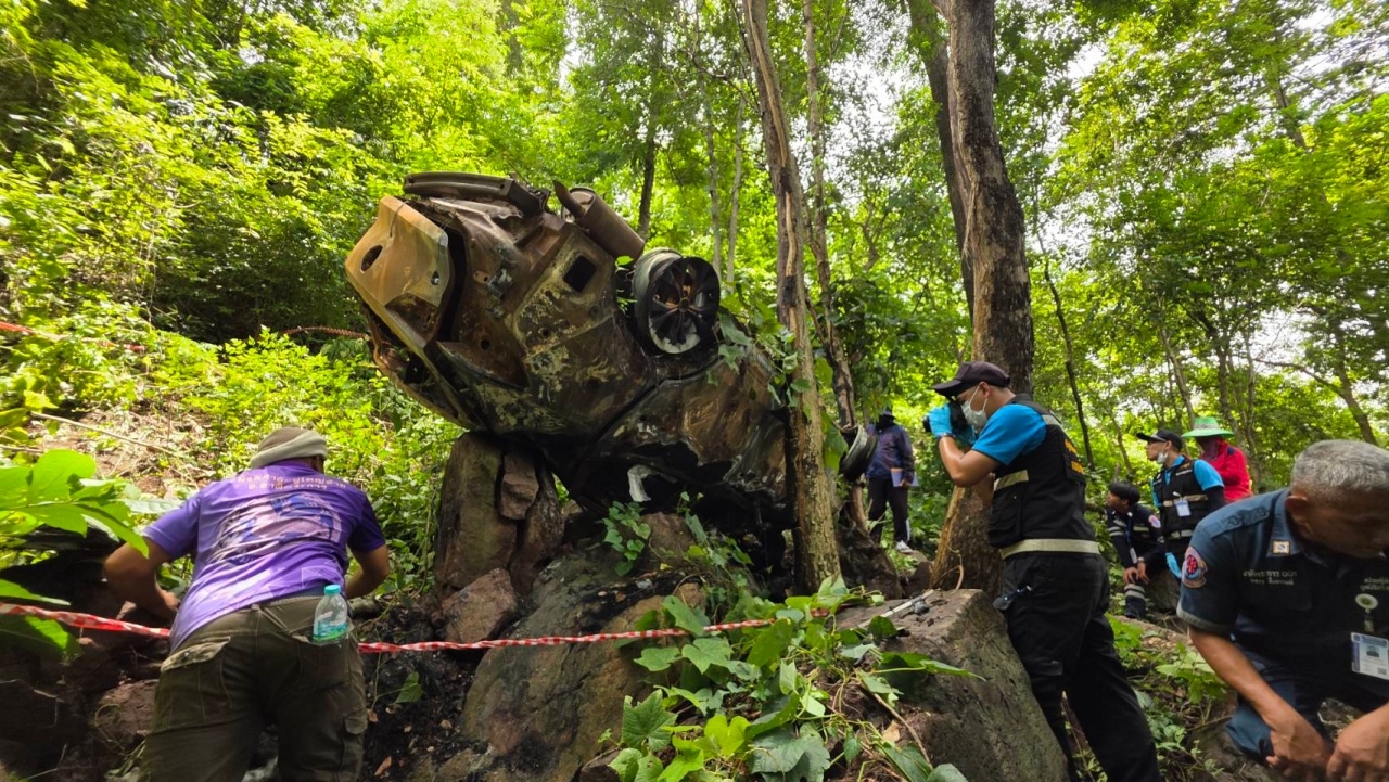 กู้รถบรรทุกตกเหว โค้งมรณะ กลับเจอซากเก๋งอีกคัน ภายในมีโครงกระดูกมนุษย์