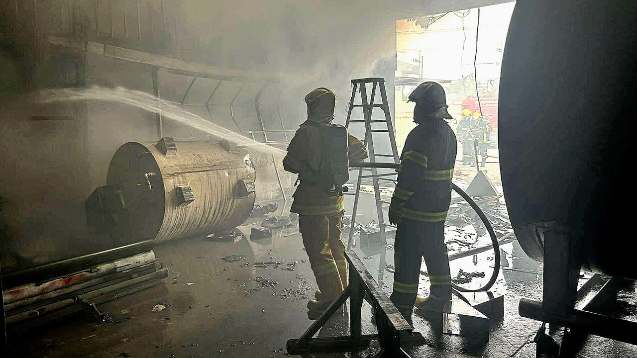 สยองโรงงานบึม ฉีกดับ 1-เจ็บ 2 ผลิตตู้จ่ายนํ้ามัน เพลิงลุกเผาวอด "โกดัง" วัตถุไวไฟ